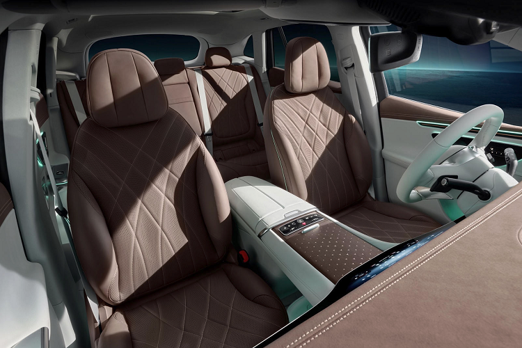 Mercedes nói rằng chiều dài cơ sở ngắn hơn sẽ khiến chiếc xe tỏ ra lanh lẹ hơn và điều đó khá là kỳ công đối với một chiếc xe nặng khoảng 2.600 kg. Dung tích khoang hành lý của EQE SUV đạt 520 lít, tuy lớn hơn mức 430 lít của EQE Sedan nhưng chỉ ngang ngửa với mẫu EQC ở phân khúc thấp hơn và thậm chí còn kém hơn mẫu GLE (630 lít).