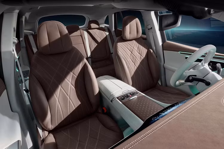 Mercedes nói rằng chiều dài cơ sở ngắn hơn sẽ khiến chiếc xe tỏ ra lanh lẹ hơn và điều đó khá là kỳ công đối với một chiếc xe nặng khoảng 2.600 kg. Dung tích khoang hành lý của EQE SUV đạt 520 lít, tuy lớn hơn mức 430 lít của EQE Sedan nhưng chỉ ngang ngửa với mẫu EQC ở phân khúc thấp hơn và thậm chí còn kém hơn mẫu GLE (630 lít).