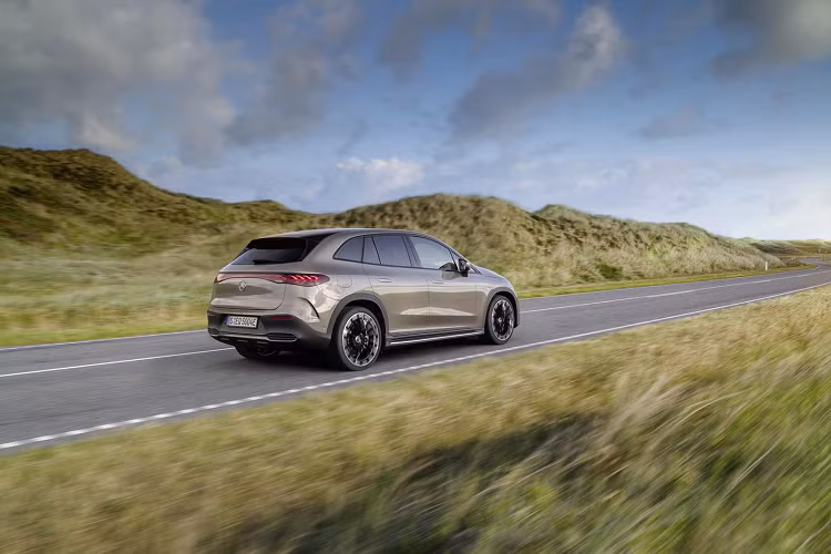 Xe còn màn hình siêu rộng hyperscreen, âm thanh vòm Dolby Atmos, hệ thống lọc không khí được trang bị bộ lọc HEPA, các bản cập nhật phần mềm không dây OTA, hỗ trợ đỗ xe tự động Intelligent Park Pilot, hỗ trợ tiết kiệm nhiên liệu khi lái xe Eco Assist...