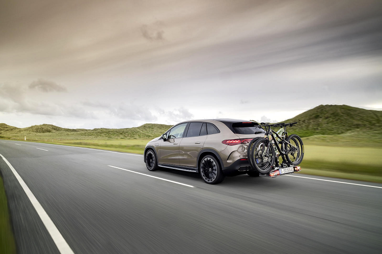 Bản này có công suất 288 mã lực (215 kW) và mô-men xoắn cực đại 565 Nm. EQE 350 4Matic cũng sở hữu mức công suất tương tự nhưng do có thêm một mô-tơ điện nữa ở cầu trước nên mô-men xoắn cực đại tăng lên 765 Nm, tầm di chuyển giảm xuống còn 459 - 558 km. Cuối cùng, EQE 500 4Matic mạnh nhất trong số những bản nằm ngoài nhóm AMG.