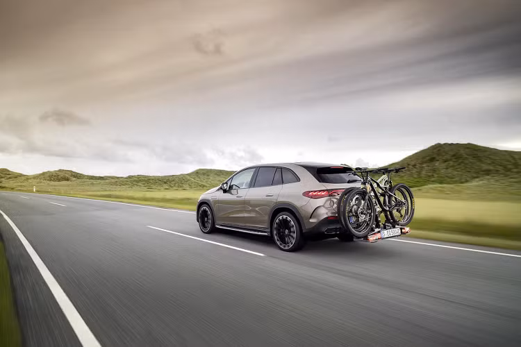 Bản này có công suất 288 mã lực (215 kW) và mô-men xoắn cực đại 565 Nm. EQE 350 4Matic cũng sở hữu mức công suất tương tự nhưng do có thêm một mô-tơ điện nữa ở cầu trước nên mô-men xoắn cực đại tăng lên 765 Nm, tầm di chuyển giảm xuống còn 459 - 558 km. Cuối cùng, EQE 500 4Matic mạnh nhất trong số những bản nằm ngoài nhóm AMG.