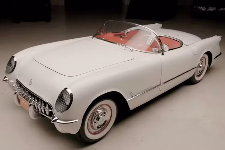 Từ giá khởi điểm 69.695 USD (tương đương 1,6 tỷ đồng), Chevrolet Corvette Stingray Convertible là một ví dụ hoàn hảo cho loại xe mui trần gốc Mỹ hoàn toàn. Với công suất 495 mã lực và 637 Nm mô-men xoắn cực đại, nó là một mẫu xe nhanh đáng sợ mà có chi phí “phải chăng” khi so với những siêu xe chính thống, có khả năng gia tốc từ 0-96 km/h trong 2,9 giây và đạt tốc độ tối đa 310 km/h.