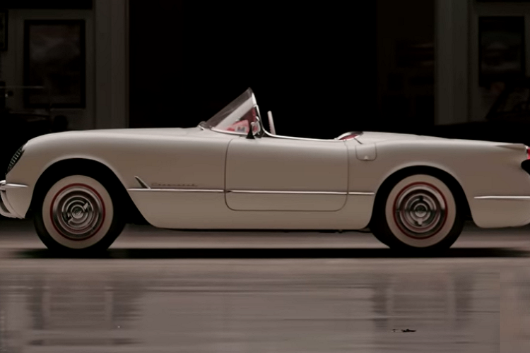 Khi chạy trên đường, chiếc Corvette C1 cổ điển mang tới trải nghiệm rất thú vị, đủ sức làm vui lòng người cầm lái. Theo lời chủ xe, chiếc xe này còn từng là một ngôi sao màn bạc Hollywood, xuất hiện trong bộ phim “It's a Mad, Mad, Mad, Mad World” năm 1963 với lớp sơn màu vàng.