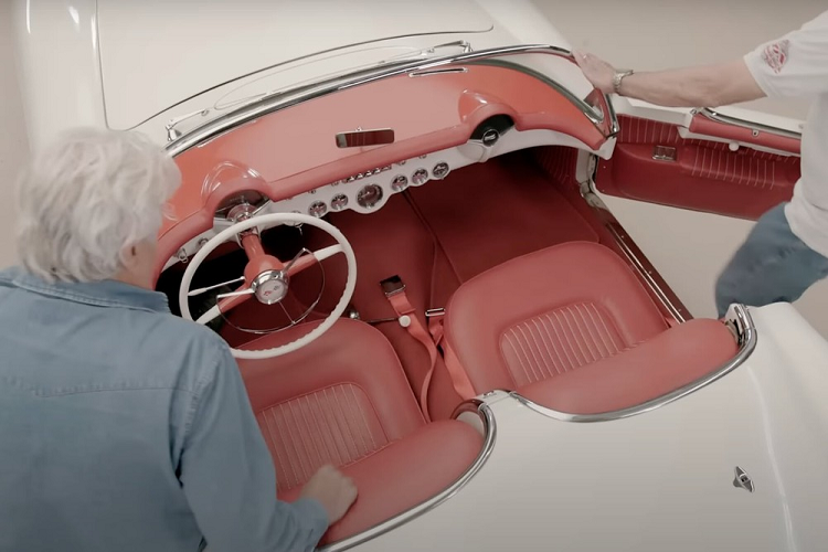 Nhắc đến Corvette, nhiều người thường nghĩ đến động cơ V8 mạnh mẽ, nhưng các mẫu xe nguyên bản thực tế đã sử dụng một động cơ khiêm tốn hơn. Dưới nắp capô là một động cơ 6 xi-lanh thẳng hàng, dung tích 3.9 lít - được gọi là Blue Flame – và ba bộ chế hòa khí đơn, lắp bên cạnh động cơ.