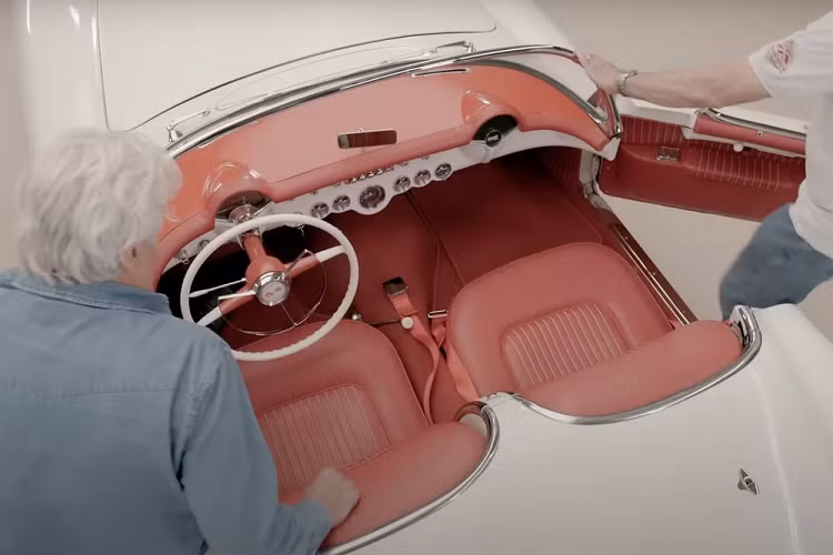 Nhắc đến Corvette, nhiều người thường nghĩ đến động cơ V8 mạnh mẽ, nhưng các mẫu xe nguyên bản thực tế đã sử dụng một động cơ khiêm tốn hơn. Dưới nắp capô là một động cơ 6 xi-lanh thẳng hàng, dung tích 3.9 lít - được gọi là Blue Flame – và ba bộ chế hòa khí đơn, lắp bên cạnh động cơ.