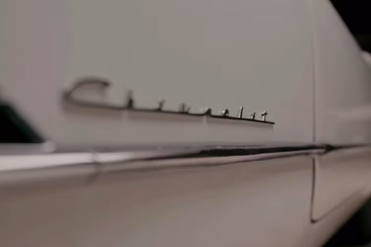 “Nhìn từ phía sau, nó thực sự mang tính thời đại không gian,” Jay Leno nhận xét trong video. Dù có thể không tiện nghi và đắt giá như xe hiện đại, nội thất của C1 cũng rất đẹp với hai chỗ ngồi, bọc da màu đỏ kết hợp sơn trắng.