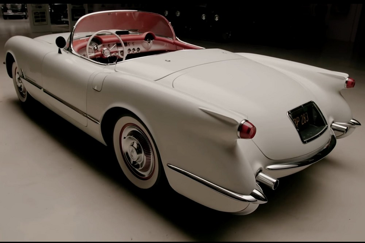 Chevrolet Corvette đã đi được một chặng đường dài kể từ khi được giới thiệu lần đầu vào năm 1953. Trong video mới nhất của mình, người dẫn chương trình kiêm nhà sưu tập xe nổi tiếng Jay Leno đã có chuyến đi ngược vòng thời gian, giới thiệu tới khán giả một chiếc Corvette C1 1954 được phục chế một cách toàn diện, một huyền thoại thật sự của thế giới xe Mỹ. Thuộc sở hữu của cựu binh và chuyên gia phục chế Corvette, Michael McCloskey, nó có thể là chiếc đẹp nhất của loại hình này.