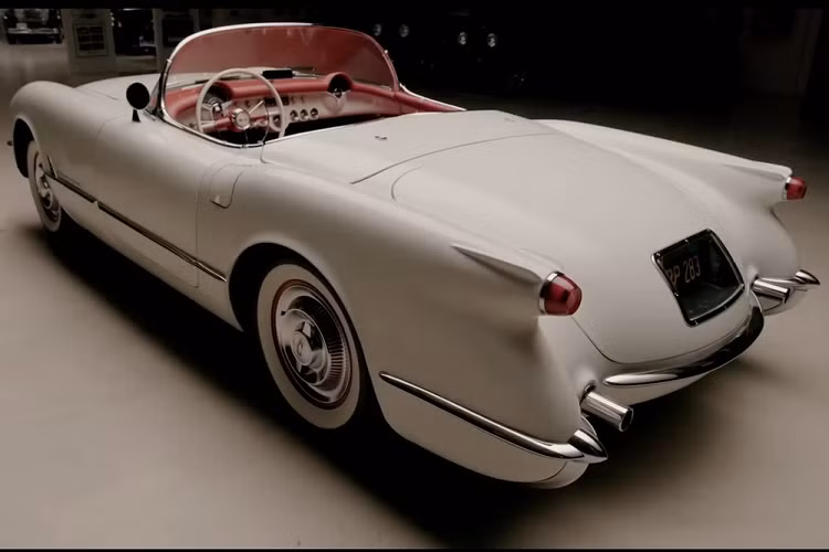 Chevrolet Corvette đã đi được một chặng đường dài kể từ khi được giới thiệu lần đầu vào năm 1953. Trong video mới nhất của mình, người dẫn chương trình kiêm nhà sưu tập xe nổi tiếng Jay Leno đã có chuyến đi ngược vòng thời gian, giới thiệu tới khán giả một chiếc Corvette C1 1954 được phục chế một cách toàn diện, một huyền thoại thật sự của thế giới xe Mỹ. Thuộc sở hữu của cựu binh và chuyên gia phục chế Corvette, Michael McCloskey, nó có thể là chiếc đẹp nhất của loại hình này.