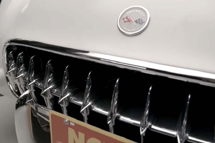 Không rõ giá trị hiện tại của chiếc Chevrolet Corvette C1 mui trần đẹp mắt này là bao nhiêu, nhưng đánh giá vào chất lượng phục chế, ta có thể nhận định là không rẻ.
