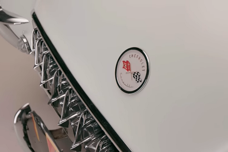 Để giúp động cơ có công suất mạnh hơn, Chevrolet đã bổ sung thiết lập ống xả kép và trục cam solid-lifter. Tất cả chi tiết này kết hợp với nhau để cung cấp 155 mã lực, một con số ấn tượng hồi đó.