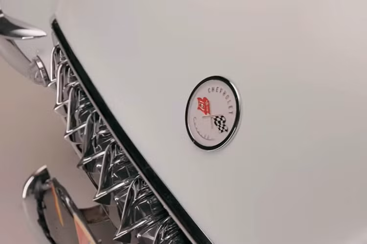 Để giúp động cơ có công suất mạnh hơn, Chevrolet đã bổ sung thiết lập ống xả kép và trục cam solid-lifter. Tất cả chi tiết này kết hợp với nhau để cung cấp 155 mã lực, một con số ấn tượng hồi đó.