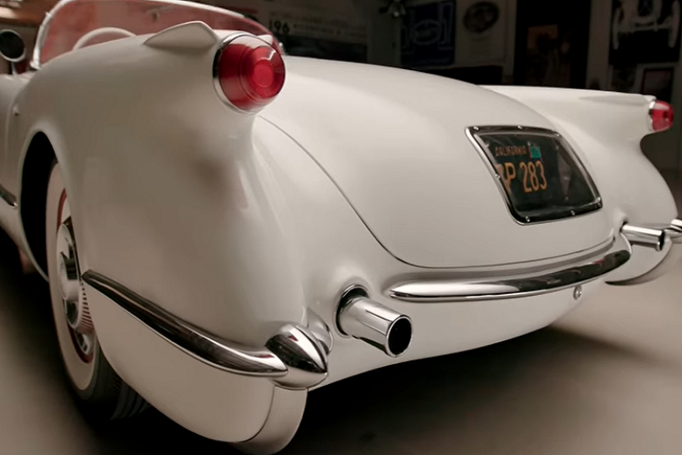 Nhưng hiệu suất vận hành không phải là điểm đáng nhớ nhất của Corvette C1. Nó đã bù đắp khiếm khuyết tốc độ bằng vẻ đẹp đẳng cấp. Những đường nét gọn gàng và thiết kế trang nhã của nó ngày nay trông vẫn ấn tượng như thời gian giữa những năm 50.