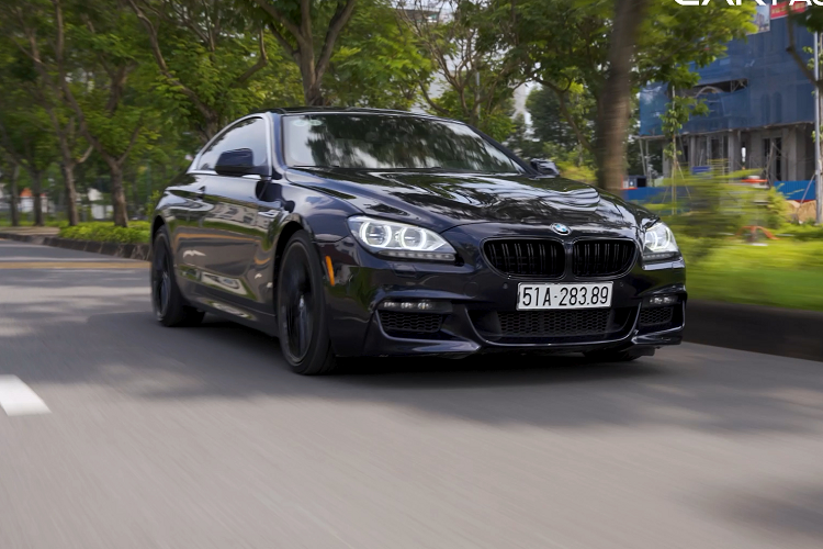 Chiếc BMW 650i tại Sài Gòn này thuộc bộ tam 6 Series được ra mắt lần đầu với dạng concept vào năm 2010. Tháng 1/2011, tại triển lãm quốc tế Bắc Mỹ, chiếc phiên bản mui trần F06 được giới thiệu, đến tháng 4/2011, phiên bản Coupe - F13 mới giới thiệu tại Mỹ và Thượng Hải. Còn bản Gran Coupe F13 được giới thiệu tại triển lãm ô tô New York 2012.