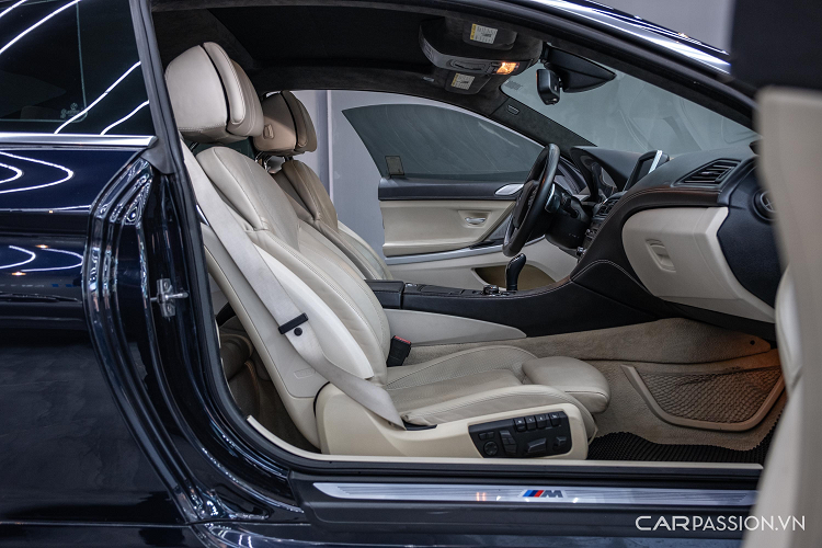 Đèn hậu của xe cũng sử dụng công nghệ LED tạo hình khối nổi bật khi di chuyển vào ban đêm. Dưới phần cản sau có nhiều được nét góc cạnh tăng tính thể thao, kết hợp ống xả kép M-Sport đặt đối xứng hai bên. 