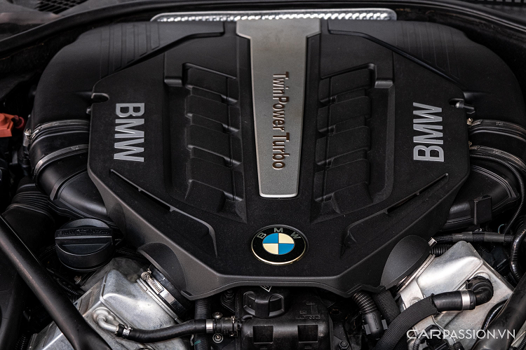 F13 650i 2011-2013 có 2 phiên bản động cơ xăng và dầu, chiếc xe trong bài là động cơ xăng có mã N63 - đây là cụm động cơ xăng V8 tăng áp đầu tiên của BMW được sản xuất từ năm 2008. Nhiều người cho rằng 650i cùng động cơ M6 nhưng thực tế thì không. 