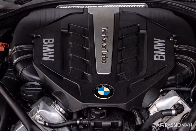 F13 650i 2011-2013 có 2 phiên bản động cơ xăng và dầu, chiếc xe trong bài là động cơ xăng có mã N63 - đây là cụm động cơ xăng V8 tăng áp đầu tiên của BMW được sản xuất từ năm 2008. Nhiều người cho rằng 650i cùng động cơ M6 nhưng thực tế thì không. 