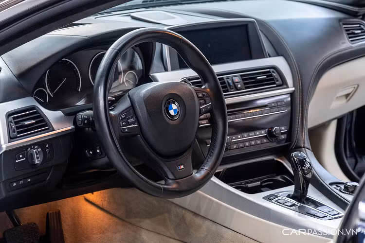 Cụm đèn pha công nghệ LED có khả năng điều chỉnh theo góc lái và trang bị rửa đèn, bên ngoài vòng Angel Eye. Đèn sương mù và đèn xi-nhan cũng được trang bị LED. Phần cản trước có nhiều hốc hút gió tối ưu tính khí động học cho xe. 