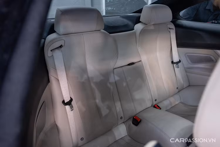 Nội thất của xe 650i 2012 vẫn còn mới sau 10 năm sử dụng. Các vật liệu được sử dụng là loại cao cấp với da chất cao cấp cùng đường khâu nổi kết hợp với nhôm, da lộn. Cụm vô-lăng M-Sport 3 chấu bọc da với các nút chức năng bên trên. Ngoài ra xe còn có trang bị cửa sổ trời. 