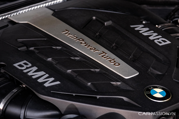 Bản hiệu suất cao của mẫu xe BMW M6 được trang bị động cơ mã S63, công suất 553 mã lực và mô-men xoắn 680 Nm.