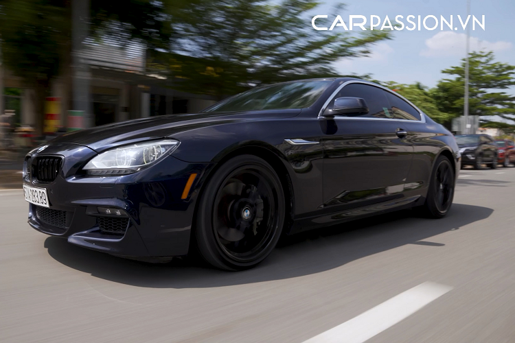 Hệ thống phuộc vận hành êm ái, không bị rần khi qua các gờ giảm tốc. Xe có trang bị HUD dễ dàng quan sát khi di chuyển trên đường. Di chuyển trong phố vòng tua máy duy trì 800-1400 vòng/phút nhờ vào hộp số ZF, điều này giúp chiếc xe phần nào tiết kiệm nhiên liệu hơn. Hệ thống lái chắc chắn và độ chính xác cao, mang lại sự an toàn. 