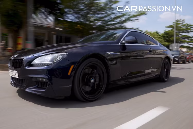 Hệ thống phuộc vận hành êm ái, không bị rần khi qua các gờ giảm tốc. Xe có trang bị HUD dễ dàng quan sát khi di chuyển trên đường. Di chuyển trong phố vòng tua máy duy trì 800-1400 vòng/phút nhờ vào hộp số ZF, điều này giúp chiếc xe phần nào tiết kiệm nhiên liệu hơn. Hệ thống lái chắc chắn và độ chính xác cao, mang lại sự an toàn. 