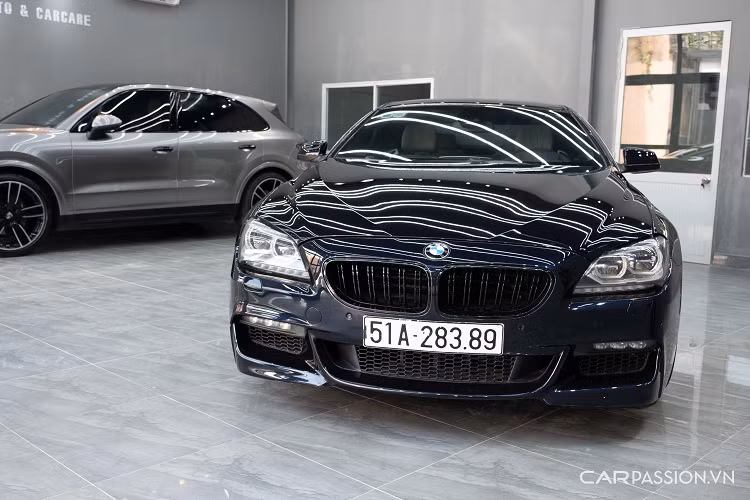 Được biết, chiếc BMW 650i 2012 thế hệ đầu tiên được trang bị gói độ M Sport có mặt tại Việt Nam sau 5 tháng đặt hàng. Dù đã có tuổi đời 10 năm với odo 69.000 km, nhưng đến nay BMW 650i vẫn là mẫu xe được nhiều người chơi Bim lẫn người đam mê tốc độ yêu thích bởi khối động cơ mạnh mẽ.