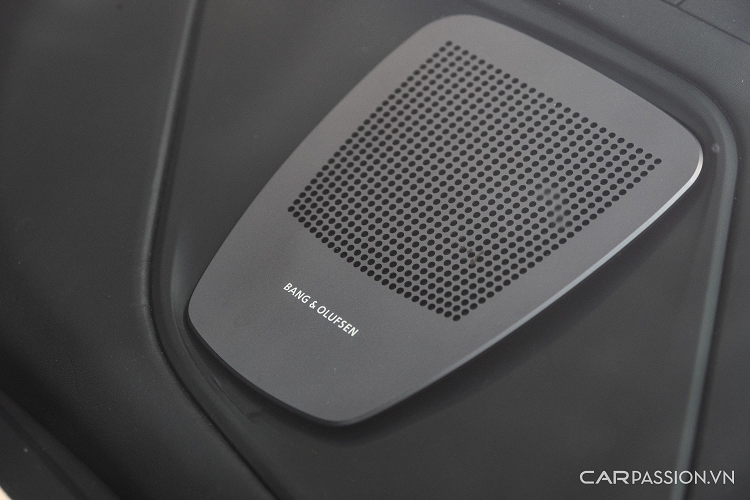 Màn hình 10.2 inchs được đặt chính giữa kết nối với hệ hệ thống cảnh bảo chuyển làn đường, hệ thống camera thông minh hỗ trợ quan sát khi xe lưu thông ban đêm, camera quan sát hai bên thân xe và phía sau, hệ thống hỗ trợ đỗ xe, giữ làn đường, tự động phanh... Bên cạnh đó xe còn có những tính năng an toàn tối tân nhất của BMW vào những năm 2011-2012. 