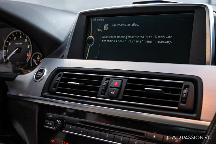 Toàn bộ ghế ngồi thể thao bọc da Alcantara, hai hàng ghế trước chỉnh điện có chức năng nhớ ghế 2 vị trí; có chức năng sưởi và làm mát. Xe có trang bị hai hàng ghế sau nhưng sẽ không thật sự thoải mái cho những bạn cao trên 1,75 m. Hệ thống âm thanh của xe với 16 loa công suất 1,200 watt của thương hiệu Bang &amp; Olufsen. 