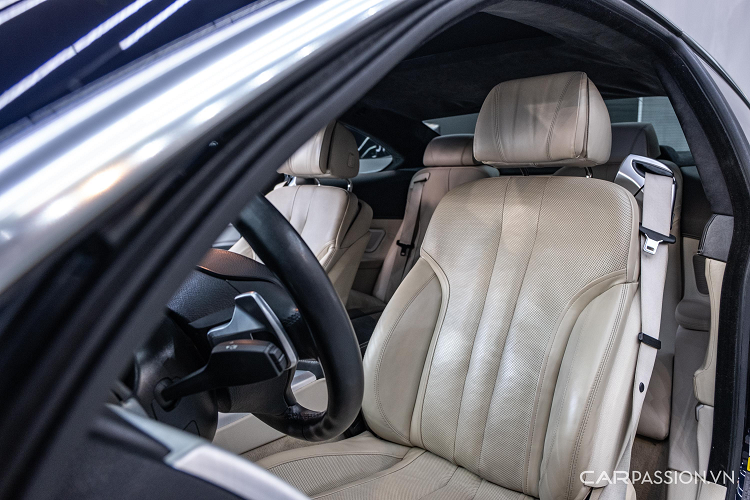 Kích thước BMW 650i mã F13 có chiều dài 4,894 mm, chiều cao 1,392 mm, chiều ngang 1,894 mm. Chiều dài cơ sở 2,855 mm. Bộ mâm 5 chấu kép M-Sport theo xe có kích thước 20 inch nhưng cỡ lốp trước và sau khác nhau, cụ thể bánh trước 245/35R20, bánh sau 275/30R20. Điều này giúp xe tăng tốc và vận hành tốc độ cao ổn định hơn hẳn. 