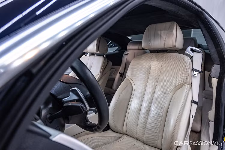 Kích thước BMW 650i mã F13 có chiều dài 4,894 mm, chiều cao 1,392 mm, chiều ngang 1,894 mm. Chiều dài cơ sở 2,855 mm. Bộ mâm 5 chấu kép M-Sport theo xe có kích thước 20 inch nhưng cỡ lốp trước và sau khác nhau, cụ thể bánh trước 245/35R20, bánh sau 275/30R20. Điều này giúp xe tăng tốc và vận hành tốc độ cao ổn định hơn hẳn. 