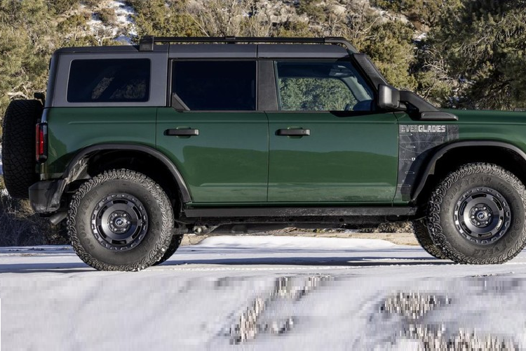 "Trái tim" của Ford Bronco Everglades 2022 là khối động cơ xăng EcoBoost 4 xi-lanh, tăng áp, dung tích 2.3L, sản sinh công suất tối đa 300 mã lực và mô-men xoắn cực đại 440 Nm. Động cơ kết hợp với hộp số tự động 10 cấp.