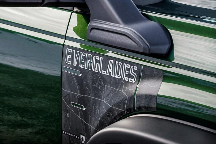 Bổ trợ cho ống thở là khe gió nâng cao lên dành cho trục trước/trục sau, hộp số phụ và hộp số. Điều này đồng nghĩa với việc Ford Bronco Everglades 2022 có thể lội nước sâu đến 924 mm. Trong khi đó, khả năng lội nước của Ford Bronco tiêu chuẩn chỉ dừng ở mức 851 mm.