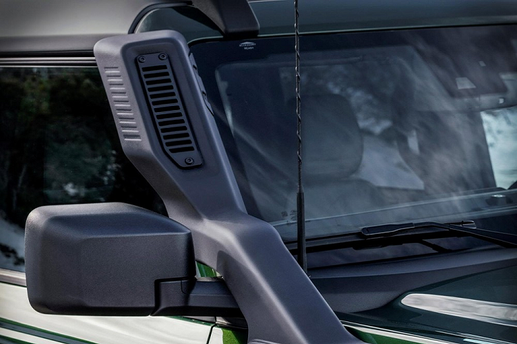 So với bản thường, mẫu xe SUV Ford Bronco Everglades 2022 có 2 điểm khác biệt lớn nhất. Thứ nhất là "ống thở" do hãng Ford thiết kế và sản xuất nội bộ. Ống thở này đi kèm 2 tấm lưới khác nhau, có thể tháo ra, lắp vào dễ dàng. Một tấm có mắt lưới rộng hơn, phù hợp với những nơi có không khí sạch. Tấm còn lại có mắt lưới hẹp hơn để dùng ở những nơi nhiều bụi đất.