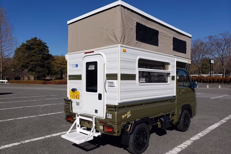 Công ty đó có tên là Mystic, một công ty lâu đời trên thị trường xe cắm trại nội địa Nhật Bản. Mystic tạo ra một loại xe cắm trại rất phổ biến ở Nhật Bản, được gọi là xe kei cắm trại, và sản phẩm mới nhất của họ trông vừa dễ thương lại vừa tiện lợi bất ngờ. Mẫu xe mới này cũng là một sự thay đổi thú vị dành cho sản phẩm hàng đầu từ công ty, khi nó đi kèm khả năng off-road nhất định