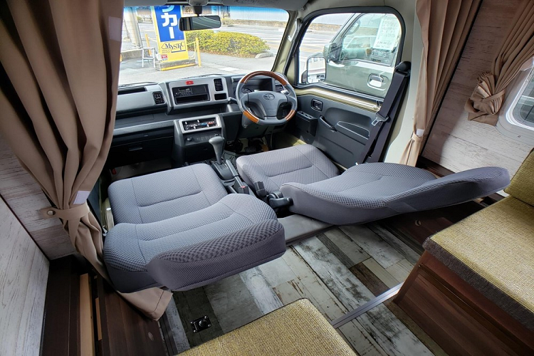 Dù không được trang bị nhà bếp hoành tráng, nhưng cabin vẫn có thể cung cấp trải nghiệm tốt hơn ăn uống trong một túp lều ngoài trời, bởi nó có một gian bếp nhỏ trong góc và không gian ăn uống ngoài trời.