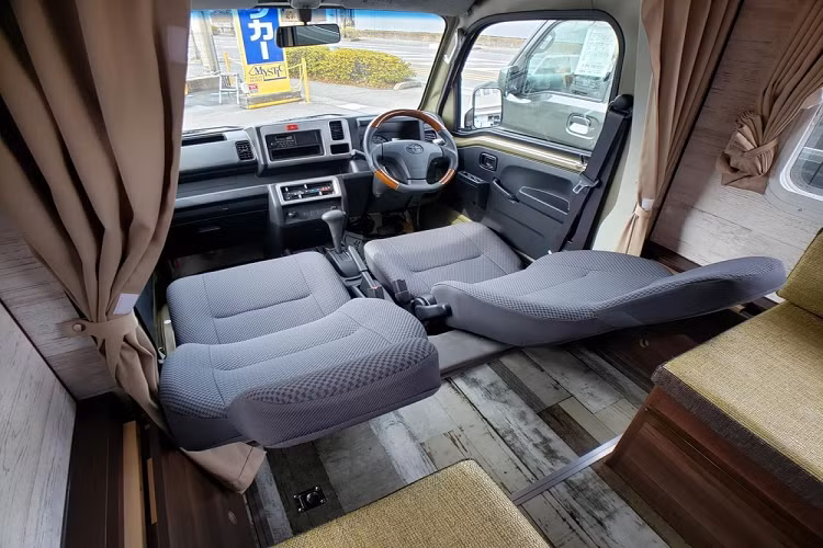 Dù không được trang bị nhà bếp hoành tráng, nhưng cabin vẫn có thể cung cấp trải nghiệm tốt hơn ăn uống trong một túp lều ngoài trời, bởi nó có một gian bếp nhỏ trong góc và không gian ăn uống ngoài trời.