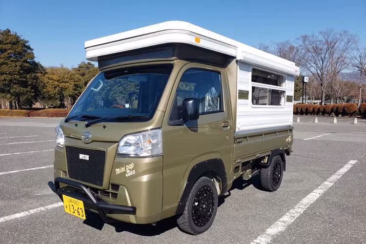 Chúng ta vẫn thường nghe câu nói “lớn hơn thì tốt hơn” được áp dụng cho đủ thứ vật chất ngày nay ví như: một chiếc TV lớn hơn, một chiếc xe lớn hơn, một ngôi nhà lớn hơn. Tuy nhiên thực tế thì không phải ai cũng cảm thấy như vậy, và một công ty Nhật Bản đang để sản phẩm của họ nói lên tất cả và Mini Pop Bee Active Gear 2022 mới là một ví dụ điển hình.