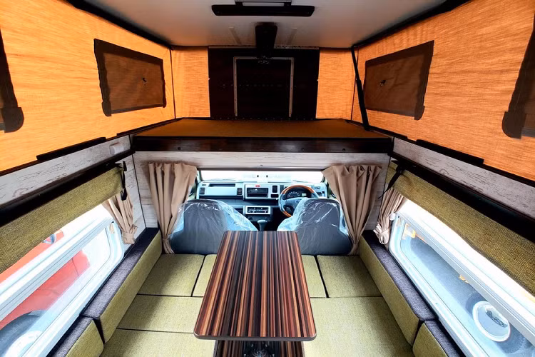 Giống như bản xe trước, Mini Pop Bee Active Gear được chế tạo dựa trên xe bán tải Daihatsu Hijet, nhưng nhà sản xuất cũng cung cấp các bản xe dựa trên Suzuki Carry hoặc Toyota Pixis. Tổng chiều dài của mẫu xe cắm trại tí hon là 3,4 mét và chiều rộng 1,4 mét, nhưng ngay trong kích thước nhỏ bé này, bạn sẽ tìm thấy đủ chỗ ngủ cho ba người lớn và một trẻ em. Khi bật mở phần nóc lên, người dùng sẽ có giường ngủ kéo dài ra phía trên cabin và nối vào giá đỡ.