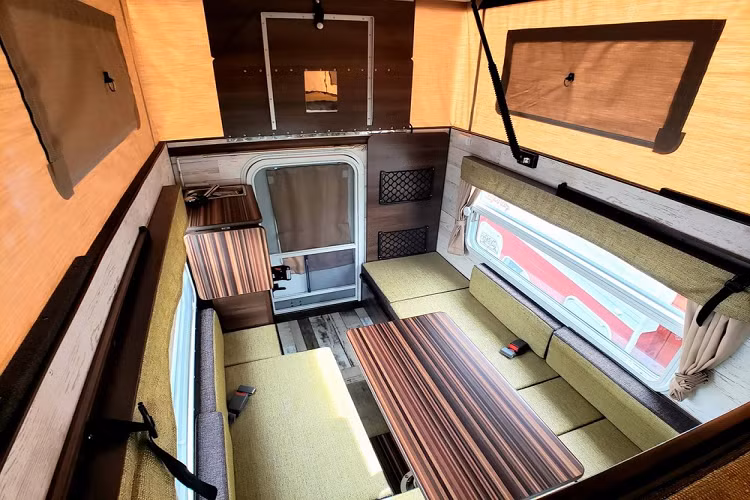 Khi phần nóc xe bật lên được đóng lại, một người có chiều cao trung bình có thể ngồi ở chiếc bàn nhỏ bên trong, và sẽ cảm nhận đầu của họ có phần hơi chạm trần. Nhờ phần nóc bật lên, không gian bên trong xe cung cấp chiều cao đứng tương đương 1,9 mét, thoải mái với một người lớn trung bình.