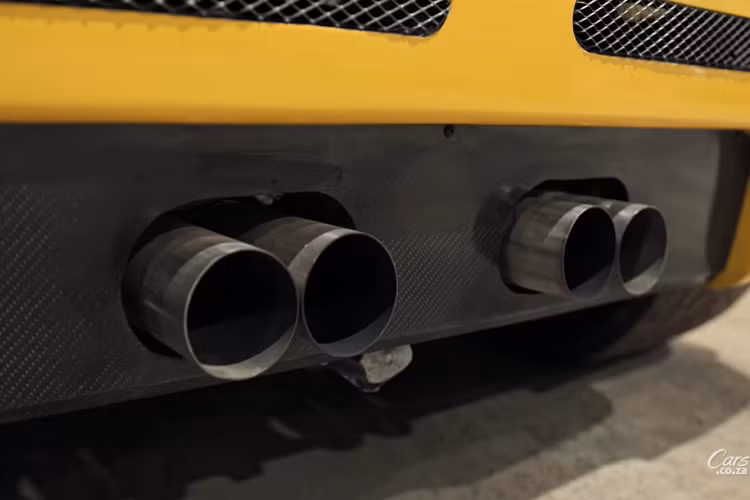 Về mặt hình ảnh, có lẽ sự khác biệt lớn nhất giữa F1 thông thường và F1 LM là cánh gió sau bằng sợi carbon lớn hơn đáng kể của F1 LM thay vì cánh gió chủ động của F1. Như bạn có thể tưởng tượng, McLaren chưa bao giờ công bố bản thiết kế và sơ đồ thực tế của F1 LM. Tất nhiên, điều đó không có nghĩa là bạn không thể tự chế tạo một chiếc, và Danie Brough đến từ Nam Phi đã chứng minh ước mơ sẽ thành hiện thực nếu bạn không ngừng theo đuổi chúng.