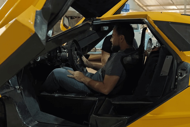 Đội ngũ từ trang tin tức “Cars.co.za” đã được mời ngồi sau tay lái của bản sao màu cam Papaya này, và họ đã sản xuất một video trải nghiệm thú vị mà chúng ta được thấy ở đây.