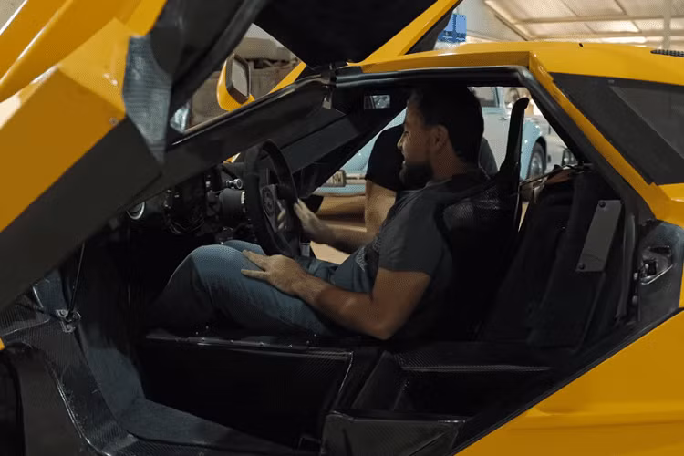 Đội ngũ từ trang tin tức “Cars.co.za” đã được mời ngồi sau tay lái của bản sao màu cam Papaya này, và họ đã sản xuất một video trải nghiệm thú vị mà chúng ta được thấy ở đây.