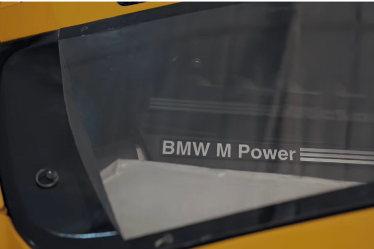 Đối với những người chưa biết rõ, McLaren F1 LM hàng hiếm là một series gồm 5 chiếc xe đặc biệt được chế tạo để vinh danh 5 chiếc McLaren F1 GTR đã kết thúc giải đua 24 Giờ Le Mans năm 1995. Mỗi chiếc xe là một phiên bản “giáng cấp” của F1 với cabin nhìn chung rộng rãi hơn, bộ phận khí động học khác biệt, không có điều hòa không khí, và không có hệ thống cách âm nội thất.