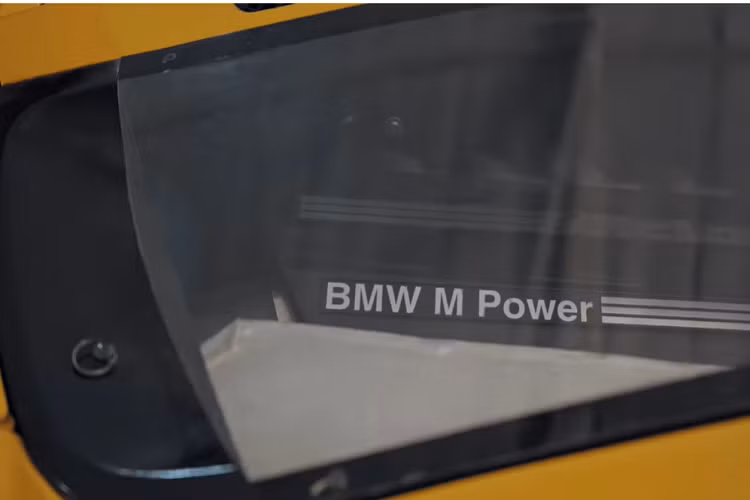 Đối với những người chưa biết rõ, McLaren F1 LM hàng hiếm là một series gồm 5 chiếc xe đặc biệt được chế tạo để vinh danh 5 chiếc McLaren F1 GTR đã kết thúc giải đua 24 Giờ Le Mans năm 1995. Mỗi chiếc xe là một phiên bản “giáng cấp” của F1 với cabin nhìn chung rộng rãi hơn, bộ phận khí động học khác biệt, không có điều hòa không khí, và không có hệ thống cách âm nội thất.