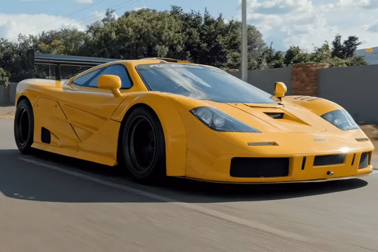 McLaren chỉ chế tạo vỏn vẹn 5 chiếc F1 LM mạnh mẽ (và 1 chiếc nguyên mẫu), đồng nghĩa là cơ hội mua một chiếc ngay hôm nay của bạn là rất, rất nhỏ. Ngay cả khi bạn tìm thấy 1 trong 5 chiếc McLaren F1 LM động cơ V12 đó, có thể bạn sẽ phải chi vài triệu đô la để có nó. Hoặc, theo một cách khác, bạn có thể chỉ cần tự mình chế tạo một chiếc từ con số không.