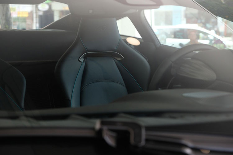 Kết hợp nhịp nhàng cùng động cơ đốt trong là động cơ điện cỡ nhỏ nằm bên trong khoang hộp số. Nhỏ gọn hơn động cơ điện truyền thống, cơ cấu này có khả năng sản sinh sức mạnh 95 mã lực và mô-men xoắn 225 Nm – và có tỷ lệ công suất/khối lượng tối ưu hơn 33% so với công nghệ được trang bị trên McLaren P1.