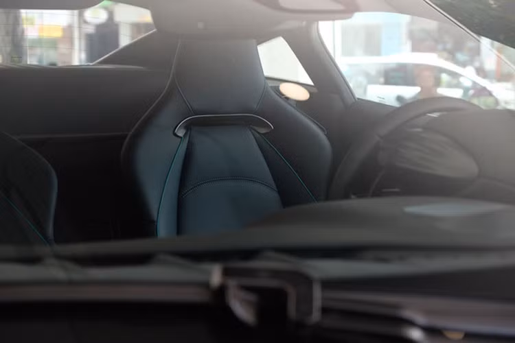 Kết hợp nhịp nhàng cùng động cơ đốt trong là động cơ điện cỡ nhỏ nằm bên trong khoang hộp số. Nhỏ gọn hơn động cơ điện truyền thống, cơ cấu này có khả năng sản sinh sức mạnh 95 mã lực và mô-men xoắn 225 Nm – và có tỷ lệ công suất/khối lượng tối ưu hơn 33% so với công nghệ được trang bị trên McLaren P1.