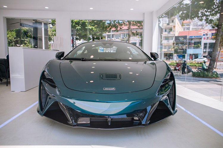 Artura là chiếc siêu xe hybrid sản xuất đại trà đầu tiên của hãng xe McLaren để cạnh tranh cùng với Ferrari 296 GTS. Giá xe McLaren Artura tại Việt Nam được đại lý báo giá từ 14.690.500.000 đồng, nhưng chưa bao gồm các tùy chọn và chi phí lăn bánh.
