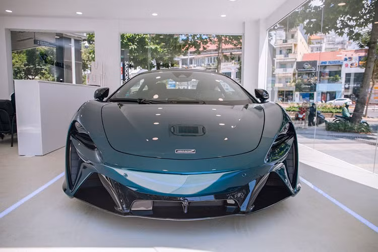 Artura là chiếc siêu xe hybrid sản xuất đại trà đầu tiên của hãng xe McLaren để cạnh tranh cùng với Ferrari 296 GTS. Giá xe McLaren Artura tại Việt Nam được đại lý báo giá từ 14.690.500.000 đồng, nhưng chưa bao gồm các tùy chọn và chi phí lăn bánh.