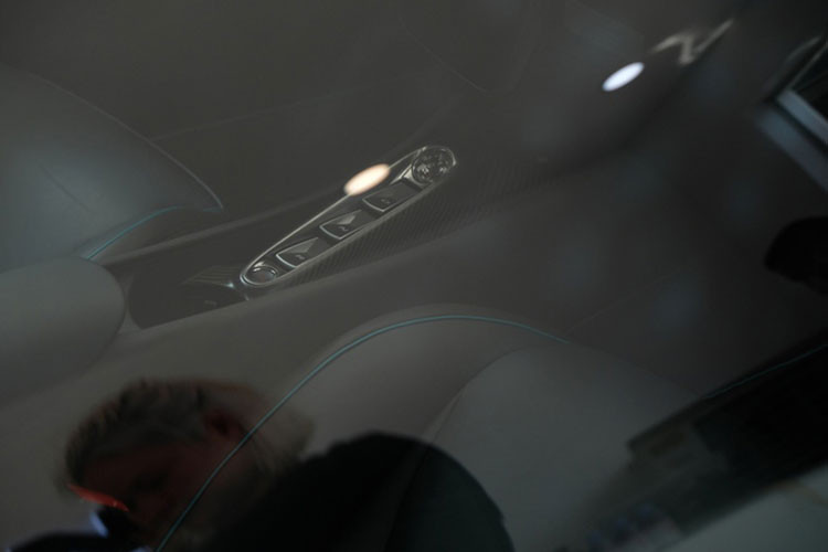 McLaren Artura có công suất tối đa lên đến 680 mã lực và mô-men xoắn cực đại 720 Nm. Khả năng sinh lực kéo tức thời của động cơ điện giúp cho Artura tăng tốc từ 0 lên 100 km/h chỉ trong 3.0 giây, từ 0 lên 200 km/h chỉ trong 8.3 giây và 0 – 300 km/h trong 21.5 giây. Vận tốc tối đa của McLaren Artura có thể đạt tới 330 km/h. Các kỹ sư cũng giới thiệu hộp số ly hợp kép 8 cấp hoàn toàn mới được chế tác riêng cho Artura, nhằm tối ưu hóa sức mạnh và lực kéo từ động cơ.